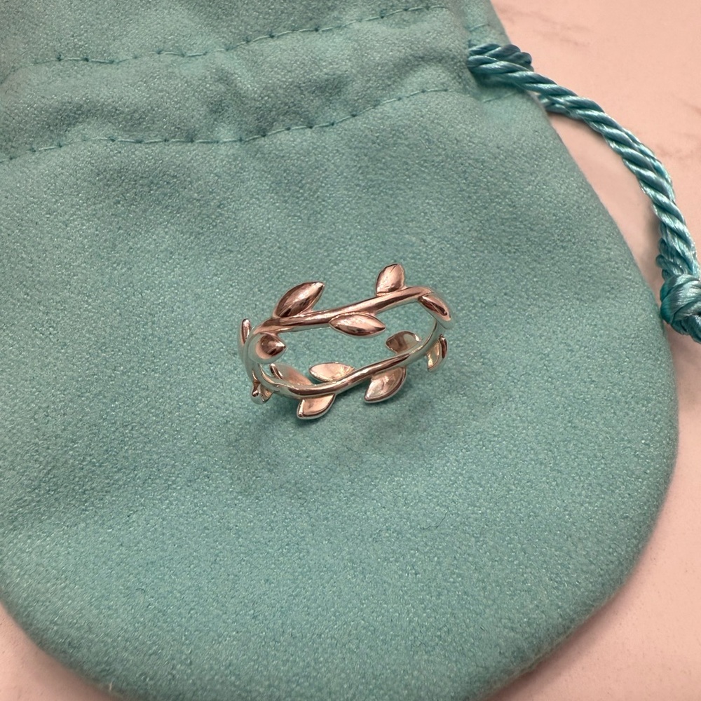Tiffany & Co. Paloma Picasso Olive Leaf Band Ring - Picture 2 of 5